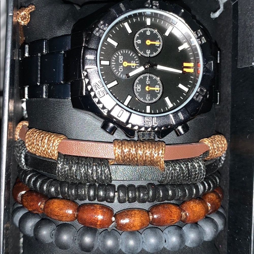 Brand new watch including 5 bracelets